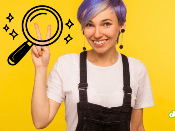Une femme souriante faisant le signe V sur fond jaune, avec un graphisme de loupe analysant ses doigts pour symboliser l'extraction d'empreintes digitales. Logo dcod.ch en bas à droite.