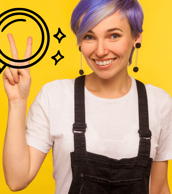 Une femme souriante faisant le signe V sur fond jaune, avec un graphisme de loupe analysant ses doigts pour symboliser l'extraction d'empreintes digitales. Logo dcod.ch en bas à droite.