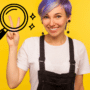 Une femme souriante faisant le signe V sur fond jaune, avec un graphisme de loupe analysant ses doigts pour symboliser l'extraction d'empreintes digitales. Logo dcod.ch en bas à droite.