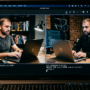 Capture d'écran d'un ordinateur portable affichant une visioconférence Microsoft Teams divisée en deux écrans. De chaque côté, un homme barbu, ressemblant à un frère jumeau technicien, est assis devant son ordinateur dans un bureau sombre encombré de câbles. Sous les fenêtres vidéo, une interface de terminal de commande affiche des lignes de code malveillant ciblant des bases de données, simulant un acte de cybercrime en direct.