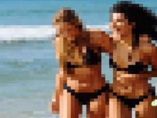 Illustration pixélisée de deux personnes sur la plage, symbolisant la création de deepfakes à l'école et le vide juridique qui expose les élèves au détournement de leurs images personnelles.