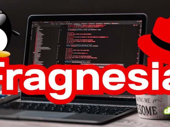 Un ordinateur portable ouvert affiche des lignes de code informatique sur fond noir. À gauche de l'écran se trouve le manchot mascotte de Linux, et à droite, un chapeau rouge de type fedora. Le mot "Fragnesia" est inscrit en grandes lettres blanches entourées de rouge au premier plan. Dans le coin inférieur droit, le logo d'un média d'information est visible.