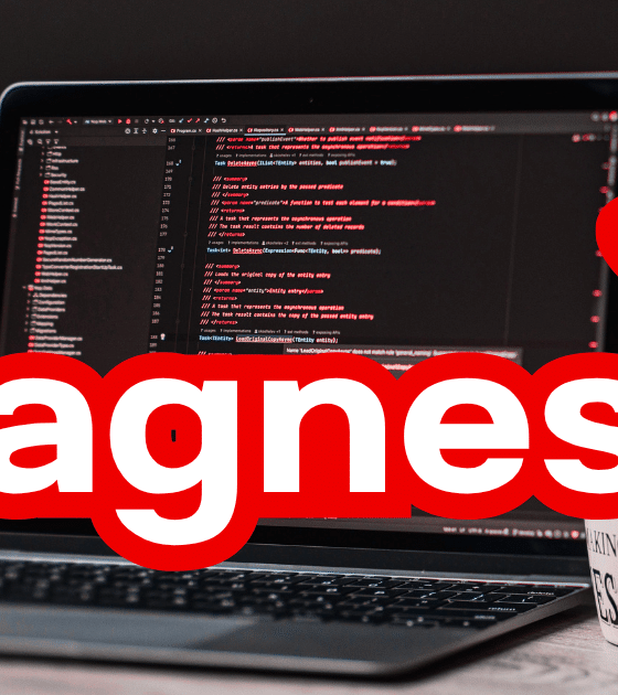 Un ordinateur portable ouvert affiche des lignes de code informatique sur fond noir. À gauche de l'écran se trouve le manchot mascotte de Linux, et à droite, un chapeau rouge de type fedora. Le mot "Fragnesia" est inscrit en grandes lettres blanches entourées de rouge au premier plan. Dans le coin inférieur droit, le logo d'un média d'information est visible.