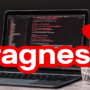 Un ordinateur portable ouvert affiche des lignes de code informatique sur fond noir. À gauche de l'écran se trouve le manchot mascotte de Linux, et à droite, un chapeau rouge de type fedora. Le mot "Fragnesia" est inscrit en grandes lettres blanches entourées de rouge au premier plan. Dans le coin inférieur droit, le logo d'un média d'information est visible.