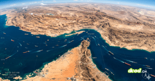Photographie satellite de la région stratégique du détroit d'Ormuz, montrant le trafic maritime et les côtes de l'Iran et des Émirats arabes unis sous surveillance technique.