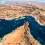 Photographie satellite de la région stratégique du détroit d'Ormuz, montrant le trafic maritime et les côtes de l'Iran et des Émirats arabes unis sous surveillance technique.