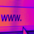 Gros plan sur un écran affichant une barre de recherche "WWW." sur fond violet, illustrant la faille critique NGINX de 18 ans qui menace un tiers du web. Logo dcod.ch visible.