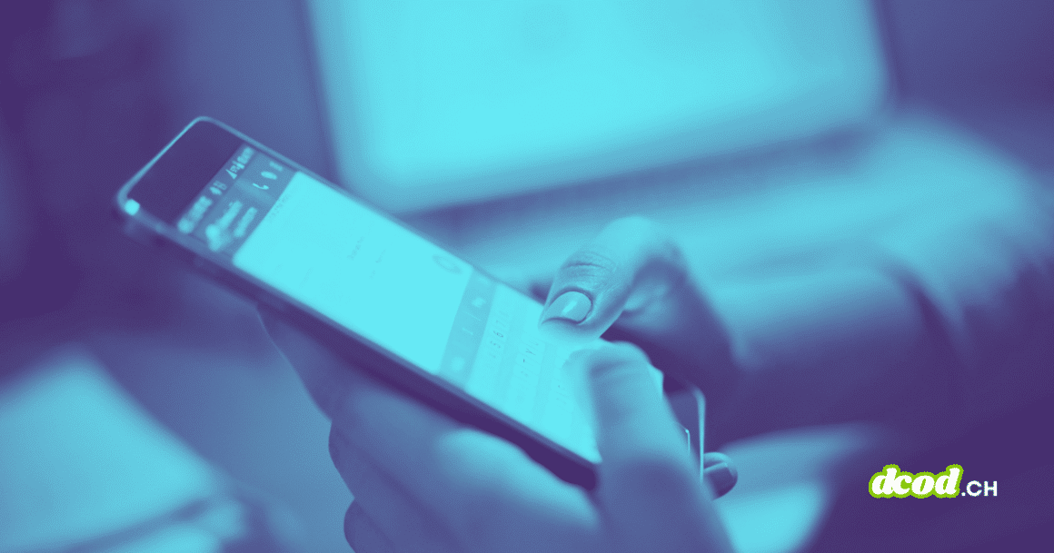 Un utilisateur tient un iPhone entre ses mains et consulte l'application WhatsApp, illustrant la menace d'une attaque zero-click WhatsApp capable de pirater les iPhone sous iOS 16.