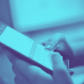 Un utilisateur tient un iPhone entre ses mains et consulte l'application WhatsApp, illustrant la menace d'une attaque zero-click WhatsApp capable de pirater les iPhone sous iOS 16.