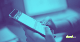 Un utilisateur tient un iPhone entre ses mains et consulte l'application WhatsApp, illustrant la menace d'une attaque zero-click WhatsApp capable de pirater les iPhone sous iOS 16.
