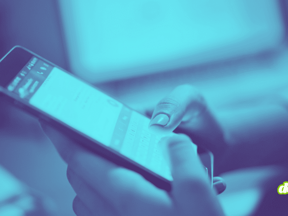 Un utilisateur tient un iPhone entre ses mains et consulte l'application WhatsApp, illustrant la menace d'une attaque zero-click WhatsApp capable de pirater les iPhone sous iOS 16.