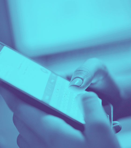 Un utilisateur tient un iPhone entre ses mains et consulte l'application WhatsApp, illustrant la menace d'une attaque zero-click WhatsApp capable de pirater les iPhone sous iOS 16.