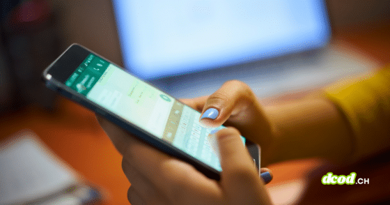 Une utilisatrice (ongles bleus) tient un smartphone affichant l'interface de Meta AI Incognito chat avec le clavier ouvert, illustrant l'utilisation du nouveau mode incognito de Meta. En arrière-plan flou, un ordinateur portable montre du code informatique, évoquant le contexte technique des experts DCOD analysant les paramètres de confidentialité et de chiffrement. Le logo dcod.ch est présent dans le