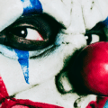 Gros plan sur un visage de clown maquillé illustrant les aveux d'un agent IA après avoir supprimé toutes les bases de données.