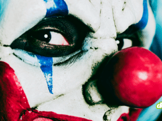 Gros plan sur un visage de clown maquillé illustrant les aveux d'un agent IA après avoir supprimé toutes les bases de données.