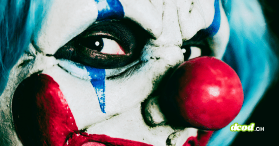 Gros plan sur un visage de clown maquillé illustrant les aveux d'un agent IA après avoir supprimé toutes les bases de données.