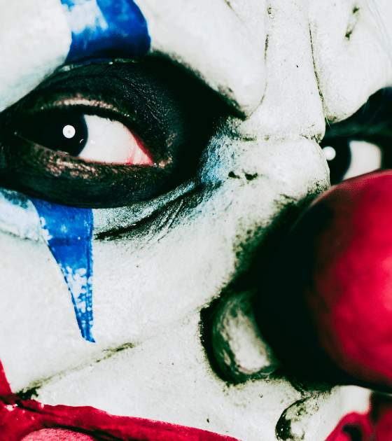 Gros plan sur un visage de clown maquillé illustrant les aveux d'un agent IA après avoir supprimé toutes les bases de données.