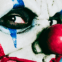 Gros plan sur un visage de clown maquillé illustrant les aveux d'un agent IA après avoir supprimé toutes les bases de données.