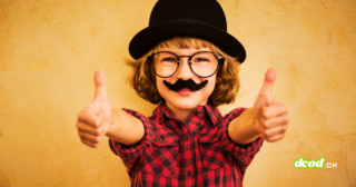 Enfant portant une fausse moustache et un chapeau melon pour illustrer la facilité de tromper une IA de vérification d'âge avec des accessoires rudimentaires.