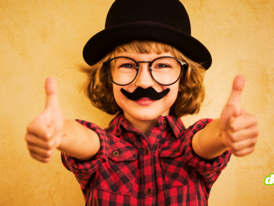 Enfant portant une fausse moustache et un chapeau melon pour illustrer la facilité de tromper une IA de vérification d'âge avec des accessoires rudimentaires.