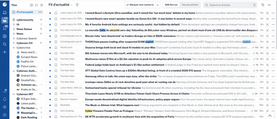 Capture d'écran d'un tableau de bord Inoreader dédié à la veille cybersécurité. L'image montre une organisation rigoureuse avec des dossiers thématiques sur la cybercriminalité, l'intelligence artificielle et l'actualité technologique suisse. La liste centrale affiche un peu plus de 600 articles en attente, mettant en évidence des termes techniques comme "faille de sécurité" et "exploit". Cette interface permet un tri manuel rapide pour identifier les vulnérabilités critiques.