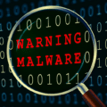Une loupe examine du code binaire et révèle l'alerte rouge "WARNING MALWARE", illustrant les cyberattaques visant la chaîne de production logicielle où la confiance devient une arme.