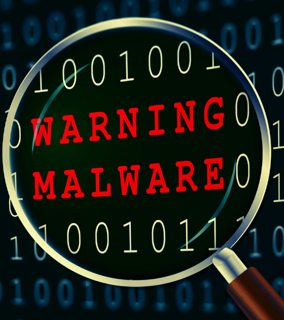 Une loupe examine du code binaire et révèle l'alerte rouge "WARNING MALWARE", illustrant les cyberattaques visant la chaîne de production logicielle où la confiance devient une arme.