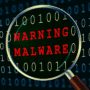 Une loupe examine du code binaire et révèle l'alerte rouge "WARNING MALWARE", illustrant les cyberattaques visant la chaîne de production logicielle où la confiance devient une arme.