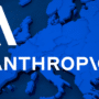 Carte en relief bleu de l'Europe affichant les mentions AI et ANTHROPIC en blanc avec le logo dcod.ch, illustrant comment le modèle Claude Mythos s'ouvre à l'Europe et accélère la chasse aux bugs.