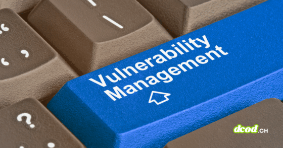 Gros plan sur un clavier d'ordinateur où la touche Entrée, de couleur bleue et marquée du logo d'un média tech, affiche l'inscription en blanc Vulnerability Management pour illustrer la divulgation de failles par un chercheur face à Microsoft.