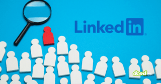 Illustration conceptuelle sur fond bleu montrant le logo LinkedIn, une loupe et une figurine rouge isolée au milieu de nombreuses figurines blanches, évoquant l'alerte du FBI et du MI5 sur les faux recrutements sur LinkedIn.