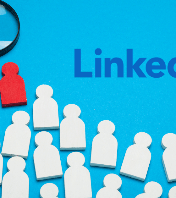 Illustration conceptuelle sur fond bleu montrant le logo LinkedIn, une loupe et une figurine rouge isolée au milieu de nombreuses figurines blanches, évoquant l'alerte du FBI et du MI5 sur les faux recrutements sur LinkedIn.
