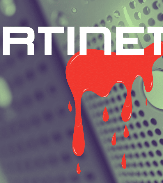 Logo de Fortinet marqué d'une coulée de liquide rouge symbolisant la fuite de données FortiBleed et la compromission de pare-feu, sur fond de serveurs réseau flous.