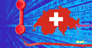 Illustration montrant un combiné de téléphone rouge à côté d'une carte de la Suisse sur fond de lignes de code numériques bleues, symbolisant le rejet par le Conseil fédéral du projet de hotline pour cyberattaques.