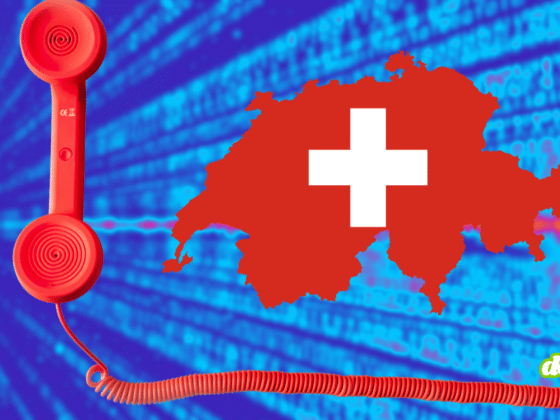 Illustration montrant un combiné de téléphone rouge à côté d'une carte de la Suisse sur fond de lignes de code numériques bleues, symbolisant le rejet par le Conseil fédéral du projet de hotline pour cyberattaques.