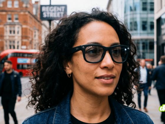 Gros plan d'une femme portant les lunettes connectées META Ray-Ban dans une rue animée.