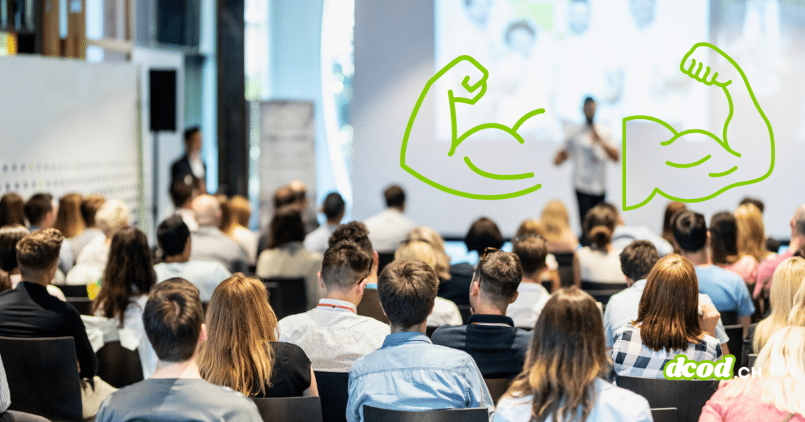 Une foule de dos lors d'un événement tech avec un dessin de bras musclés verts en surimpression, symbolisant l'exploitation d'une faille Pretalx pour s'imposer de force comme conférencier.