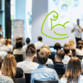 Une foule de dos lors d'un événement tech avec un dessin de bras musclés verts en surimpression, symbolisant l'exploitation d'une faille Pretalx pour s'imposer de force comme conférencier.