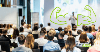 Une foule de dos lors d'un événement tech avec un dessin de bras musclés verts en surimpression, symbolisant l'exploitation d'une faille Pretalx pour s'imposer de force comme conférencier.