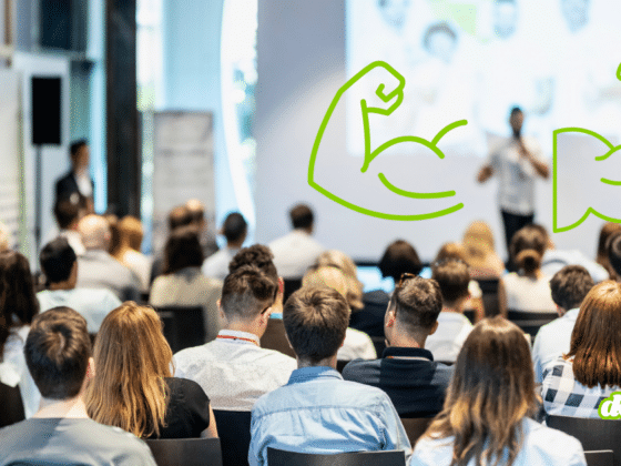 Une foule de dos lors d'un événement tech avec un dessin de bras musclés verts en surimpression, symbolisant l'exploitation d'une faille Pretalx pour s'imposer de force comme conférencier.
