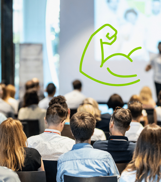 Une foule de dos lors d'un événement tech avec un dessin de bras musclés verts en surimpression, symbolisant l'exploitation d'une faille Pretalx pour s'imposer de force comme conférencier.