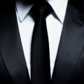 Gros plan d'un costume élégant et d'une cravate noire, illustrant l'ascension du ransomware The Gentlemen qui bouscule le marché du cybercrime avec son split de rançon inédit à 90%.