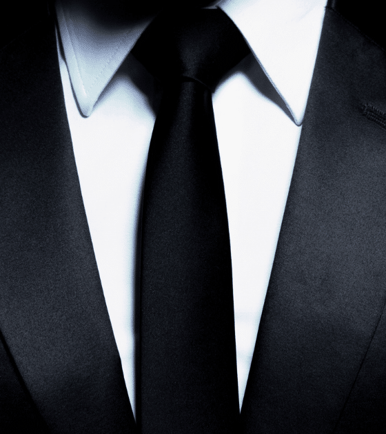 Gros plan d'un costume élégant et d'une cravate noire, illustrant l'ascension du ransomware The Gentlemen qui bouscule le marché du cybercrime avec son split de rançon inédit à 90%.