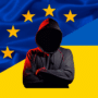 Silhouette anonyme en sweat à capuche noir devant les drapeaux de l'UE et de l'Ukraine, illustrant l'intégration de Kiev au bouclier d'urgence et à la réserve cyber européenne.
