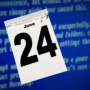 Illustration d'un calendrier affichant la date du 24 juin sur fond flou d'écran de démarrage bleu, symbolisant l'échéance où les clés expirées de Secure Boot menacent la sécurité des systèmes Windows et Linux.