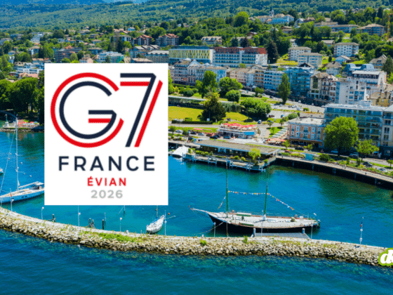 Vue aérienne du port d'Évian sur le lac Léman avec le logo officiel du Sommet du G7 France 2026, illustrant la situation où la Suisse anticipe des cyberattaques.