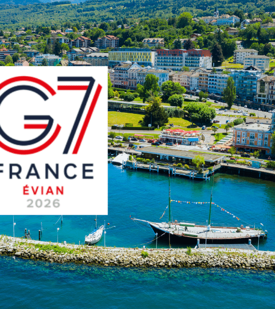 Vue aérienne du port d'Évian sur le lac Léman avec le logo officiel du Sommet du G7 France 2026, illustrant la situation où la Suisse anticipe des cyberattaques.