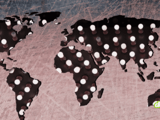 Illustration du média DCOD montrant une carte du monde stylisée découpée dans une surface métallique rouge et usée. Les continents laissent apparaître des dizaines d'ampoules électriques allumées, symbolisant les nœuds d'un réseau technologique mondial. Le logo dcod.ch figure dans le coin inférieur droit.