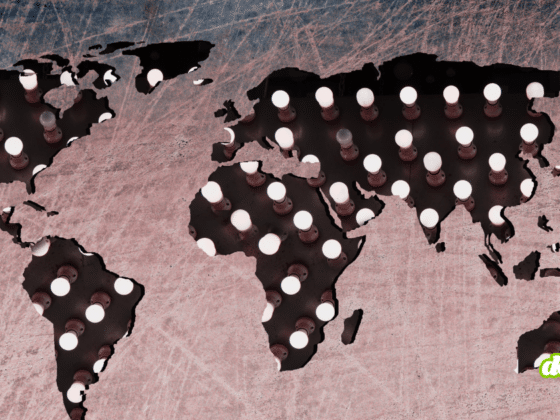 Illustration du média DCOD montrant une carte du monde stylisée découpée dans une surface métallique rouge et usée. Les continents laissent apparaître des dizaines d'ampoules électriques allumées, symbolisant les nœuds d'un réseau technologique mondial. Le logo dcod.ch figure dans le coin inférieur droit.