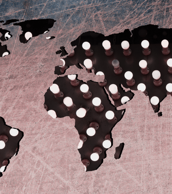 Illustration du média DCOD montrant une carte du monde stylisée découpée dans une surface métallique rouge et usée. Les continents laissent apparaître des dizaines d'ampoules électriques allumées, symbolisant les nœuds d'un réseau technologique mondial. Le logo dcod.ch figure dans le coin inférieur droit.